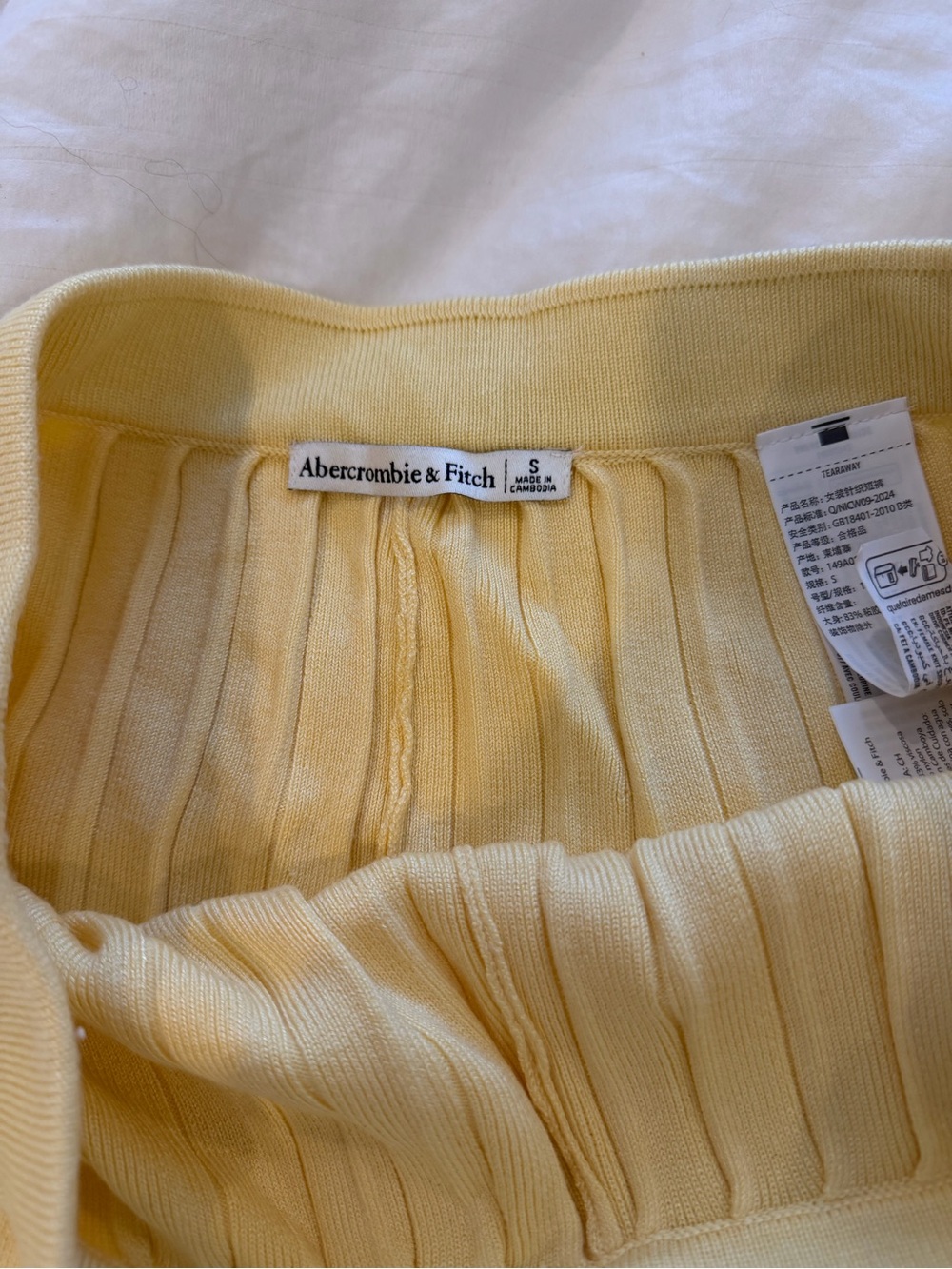 Abercrombie - Ribbed Knit Women’s Shorts in Yellow - Picture 3 of 4
